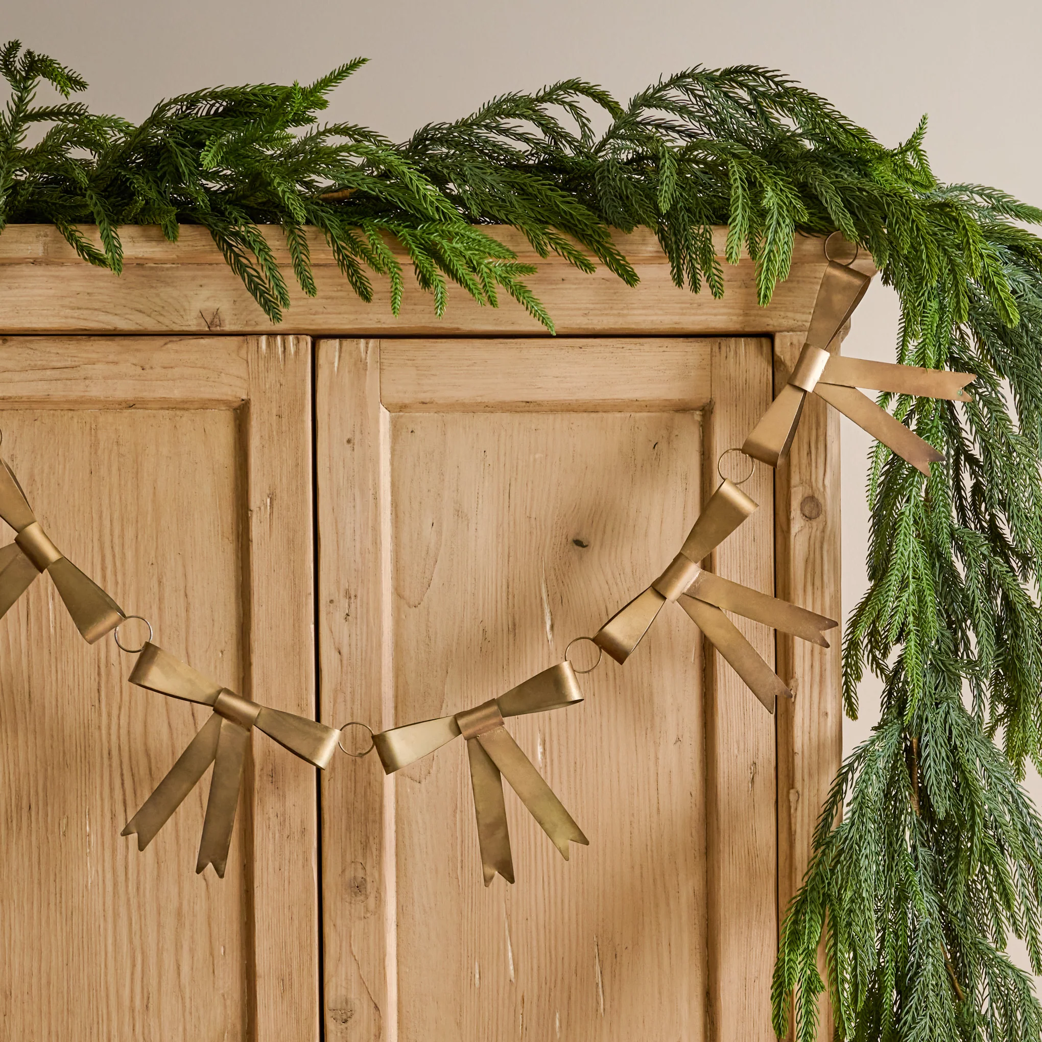 Gloria Brass Bow Garland - Image 2