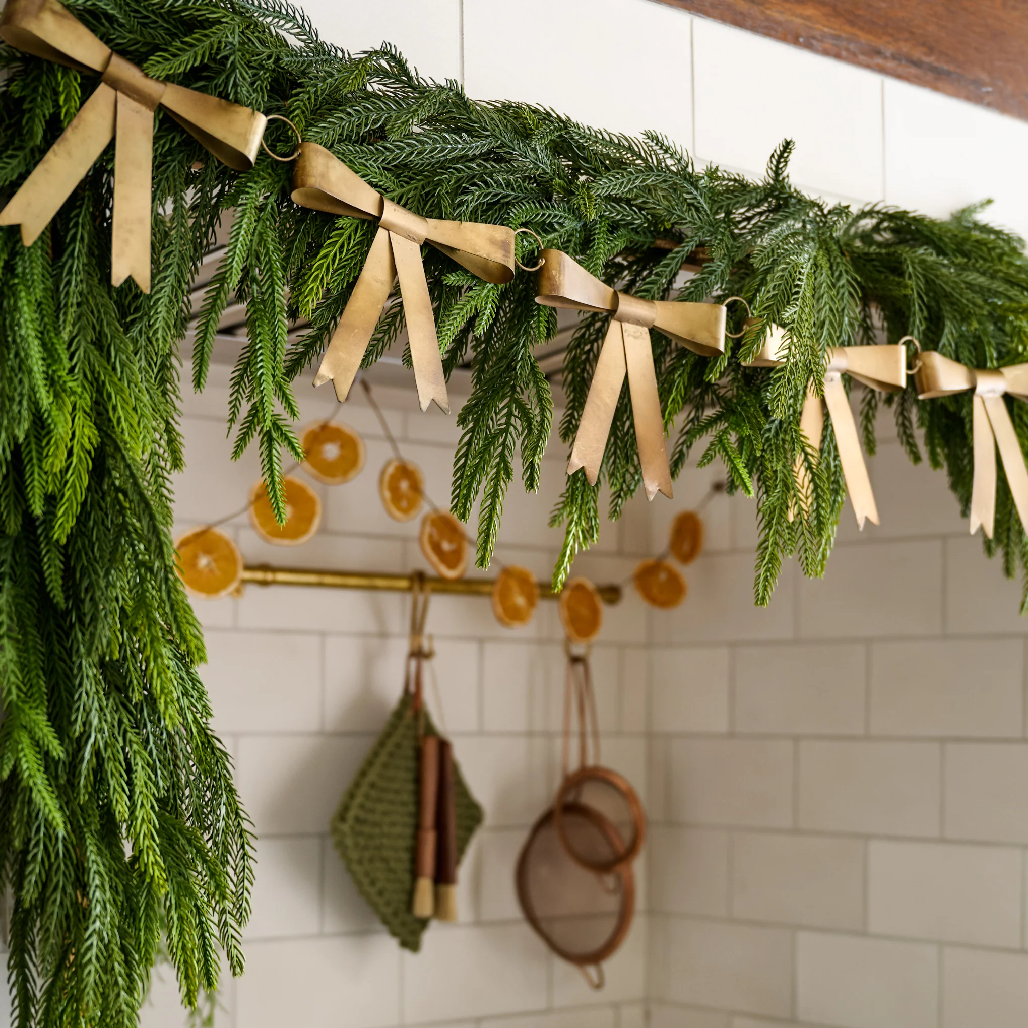 Gloria Brass Bow Garland - Image 4
