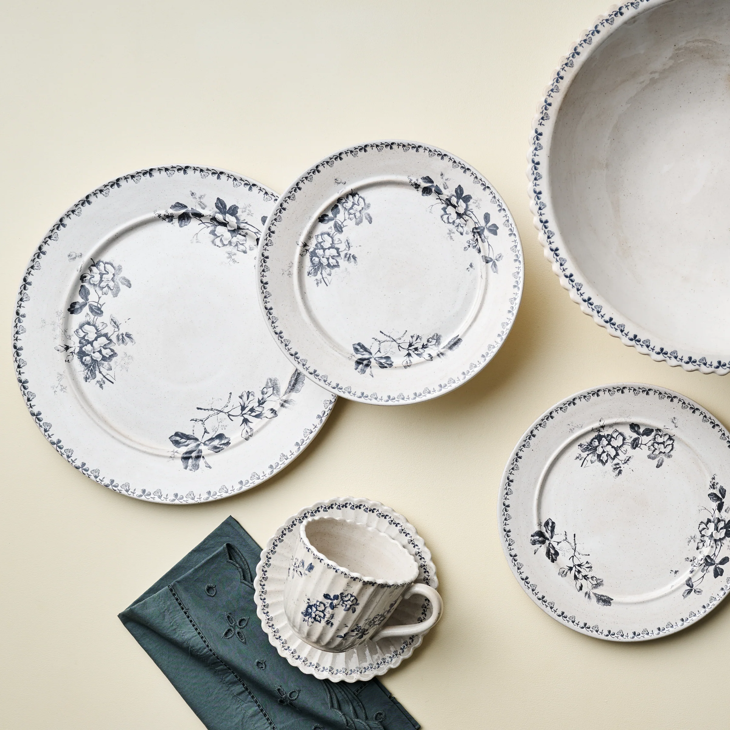 Heirloom Garden Navy Floral 2-Piece Place Setting