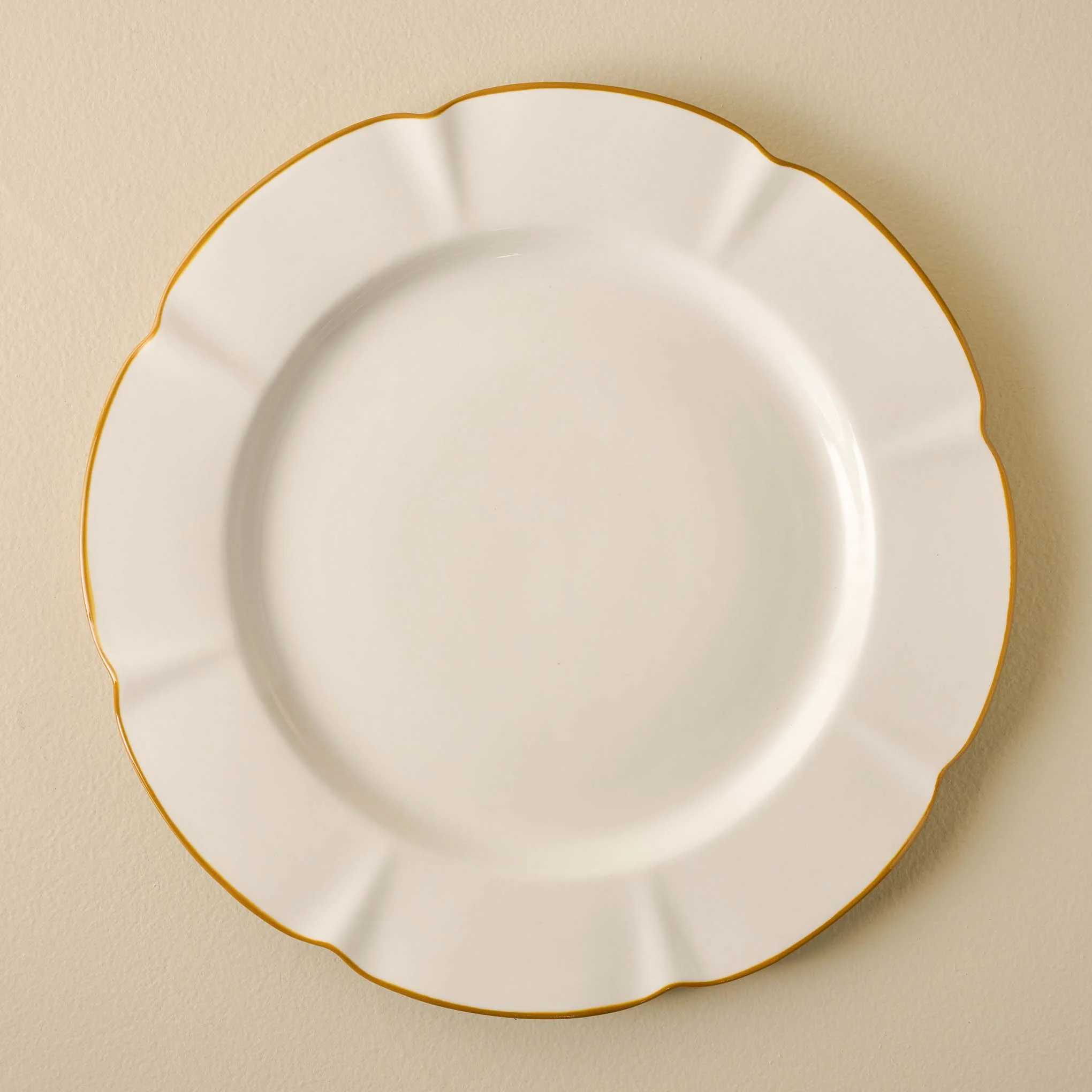 Luna Scalloped Plate
