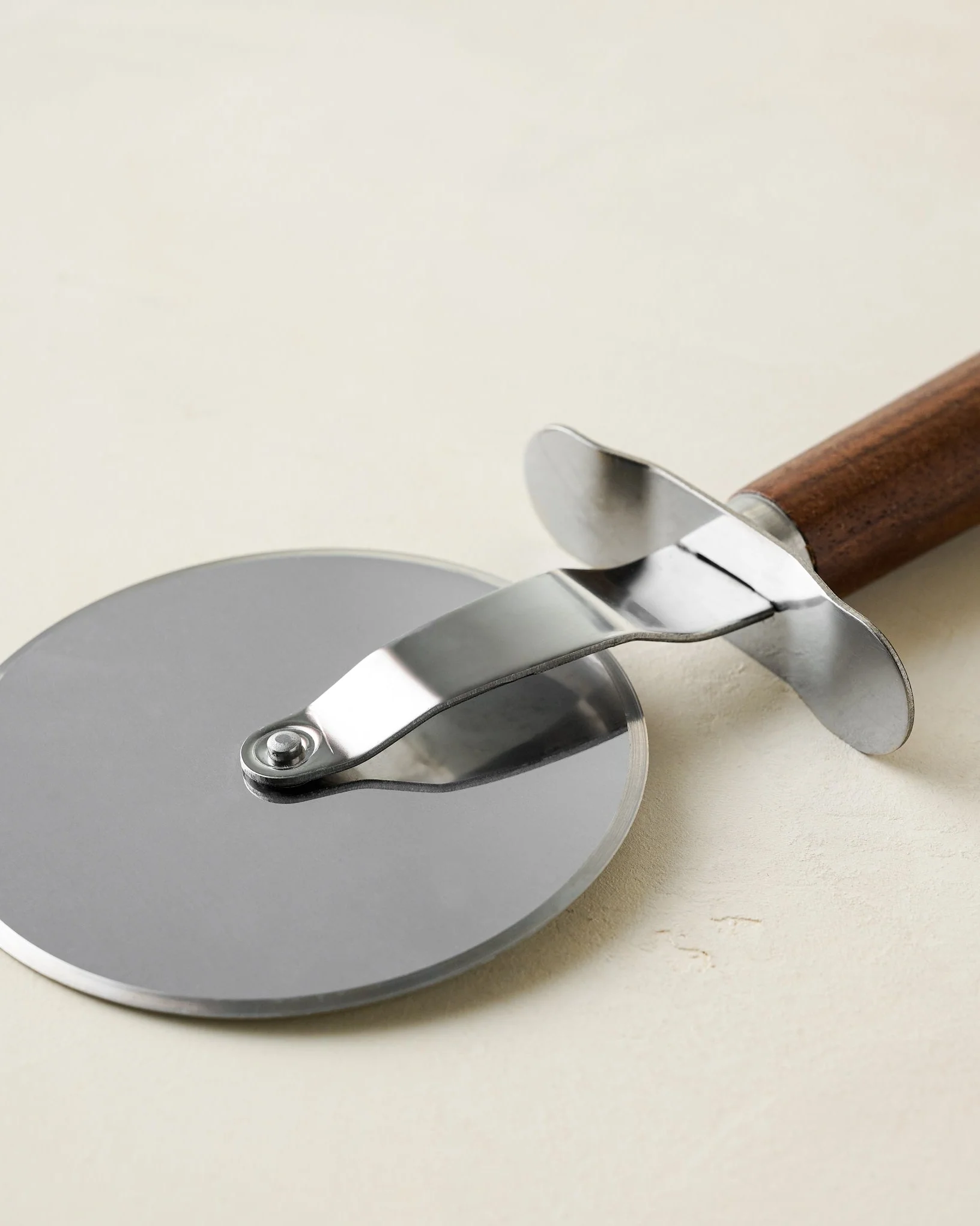Gristmill Collection Walnut Handle Pizza Cutter - Image 3